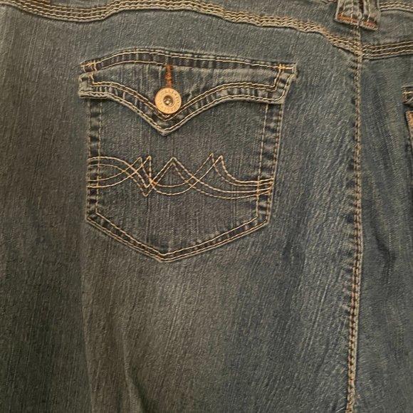 Roz and Ali Plus Size Light Washed Denim Capris - Picture 5 of 5